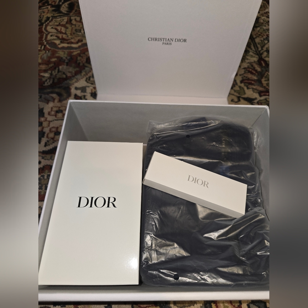 Dior Navy Toiletry Bag & Travel Mug Gift Set